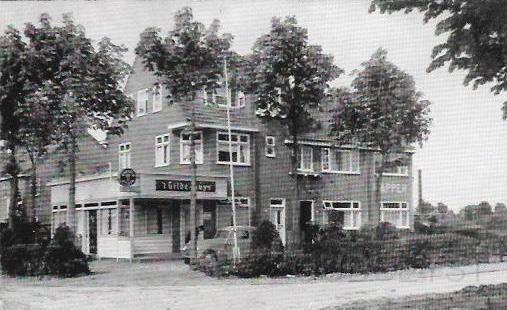 Zeist-West0001, 't Gilde Huys. Noordweg. 1950.jpg - Café ’t Gilde Huys zat aan de Noordweg 1 hoek Kroostweg en is gebouwd in 1930. Het is vanaf het begin een café geweest en door verschillende uitbaters gerund zoals: in 1933 H. van den Heuvel, Caféhouder, in 1937 J.Q.R. van Doorn, in 1942 Mevr. G.M. Jansen, in 1952 N.P. van Egmond en in 1963 P. Sulman en tegenwoordig zit hier een patatzaak Nose 4 Food. Op nr. 3 is er vaak van eigenaar gewisseld. En dan nr. 5 in de jaren 30 gewoon een woonhuis, want hier woonde de heer C.L. Westerhoff en hij was ijsventer. Pas rond 1939 begon hier de familie Karelse een kappersfiliaal op dit adres, ze zaten ook aan de Montaubanstraat 2c en in 1952 overgenomen door H. Smit, Herrenkapper. Opname van 1956.